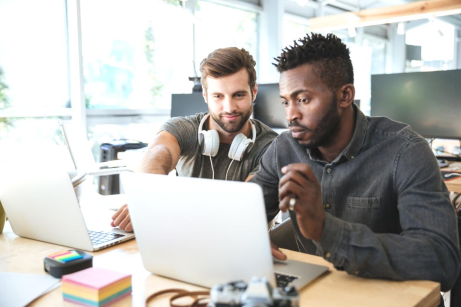 Finanzplanung am Schreibtisch mit Unterlagen und Laptop