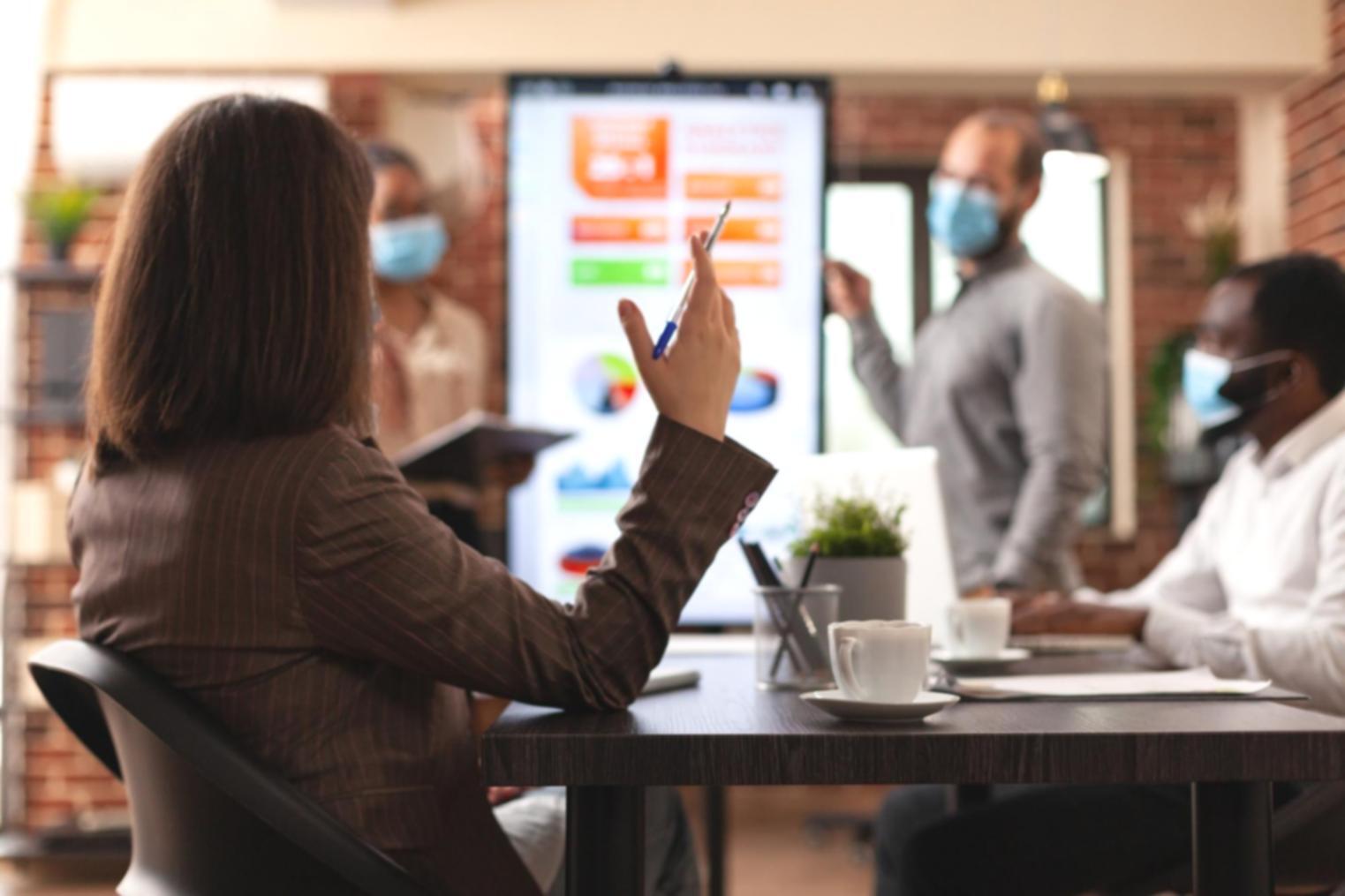 Gemeinsame Budgetplanung am Arbeitstisch